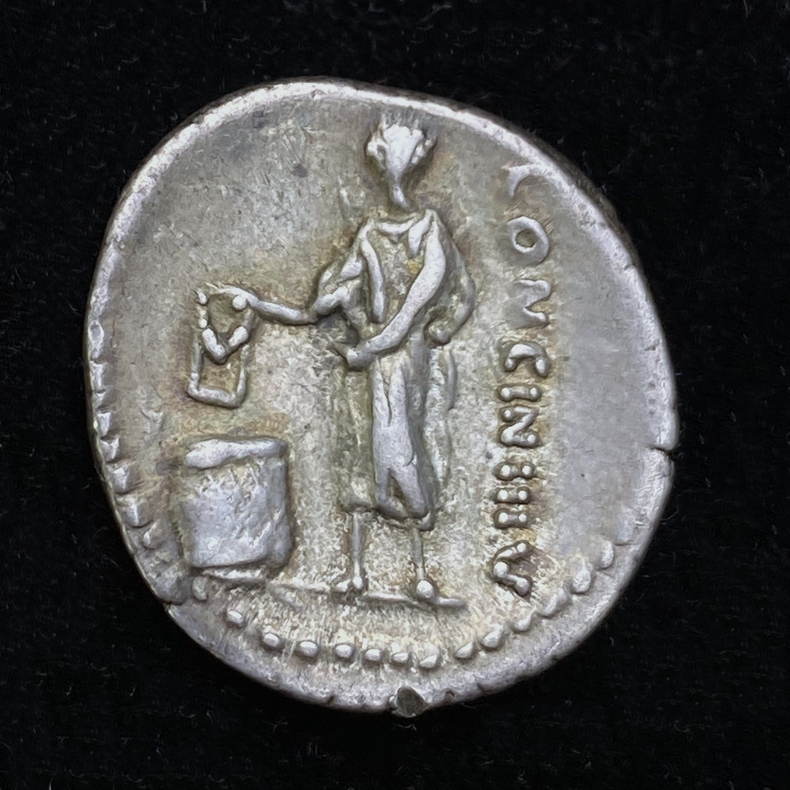 Denarius of L. Cassius Longinus - Reverse